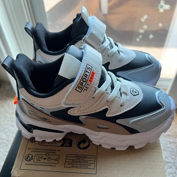 SHEIN Colorblock Strap Sneakers (Toddler Size 11) - Picture 3 of 6